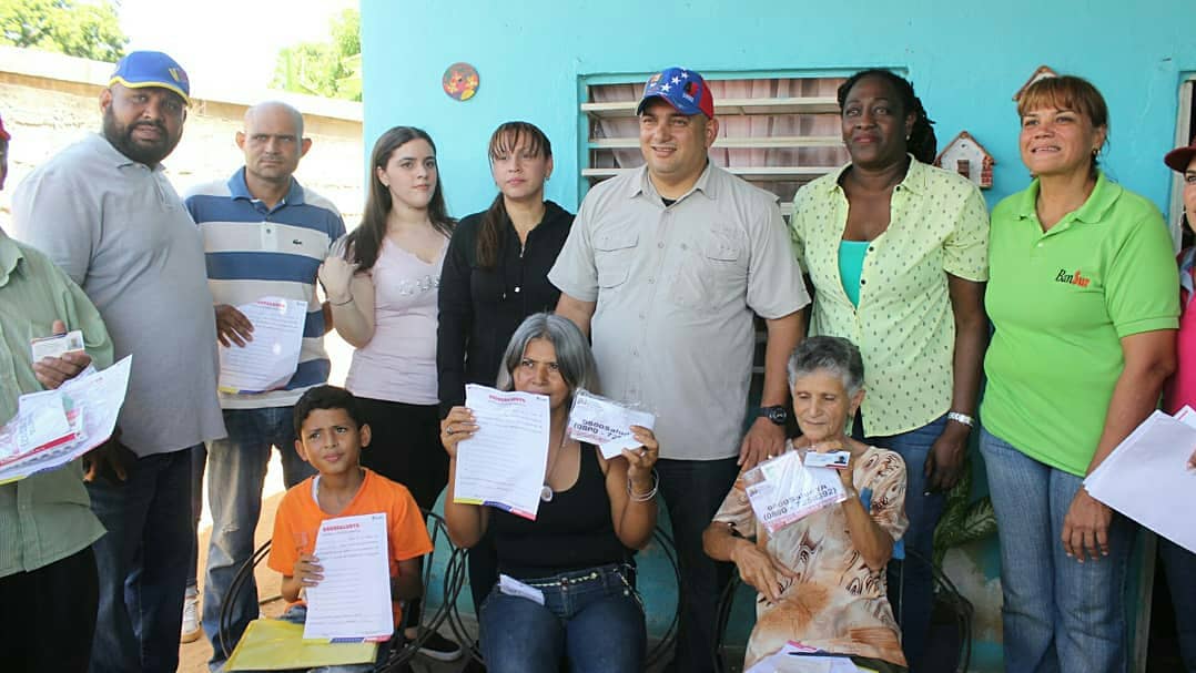 BanzuliaOficial's tweet photo. Zulia| Acompañamos a la Dra. Omaira Prieto, Autoridad única de Salud, junto a nuestro alcalde Dirwings Arrieta, en la entrega de medicamentos del 0800SaludYa, en la parroquia Domitila Flores del Municipio San Francisco. @luislopezpsuv @DirwingsSF https://t.co/yEGj0ufmby