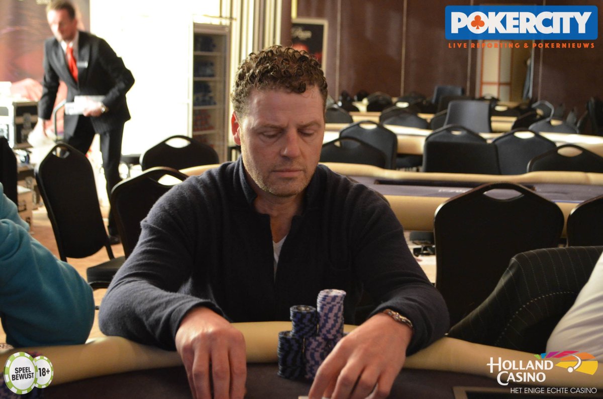 PokerCityNL's tweet photo. #UtrechtPS: Jan Bronkhorst (22e), Marco Guldenaar (21e), voormalig chipleader Pham (20e) en Leo Armino (18e) zijn recentelijk afgevallen. Bij de payout desk lag €2.801 voor hun allemaal klaar https://t.co/xHPjEbTerx @PokerSeriesNL https://t.co/IuvnpsrVwi