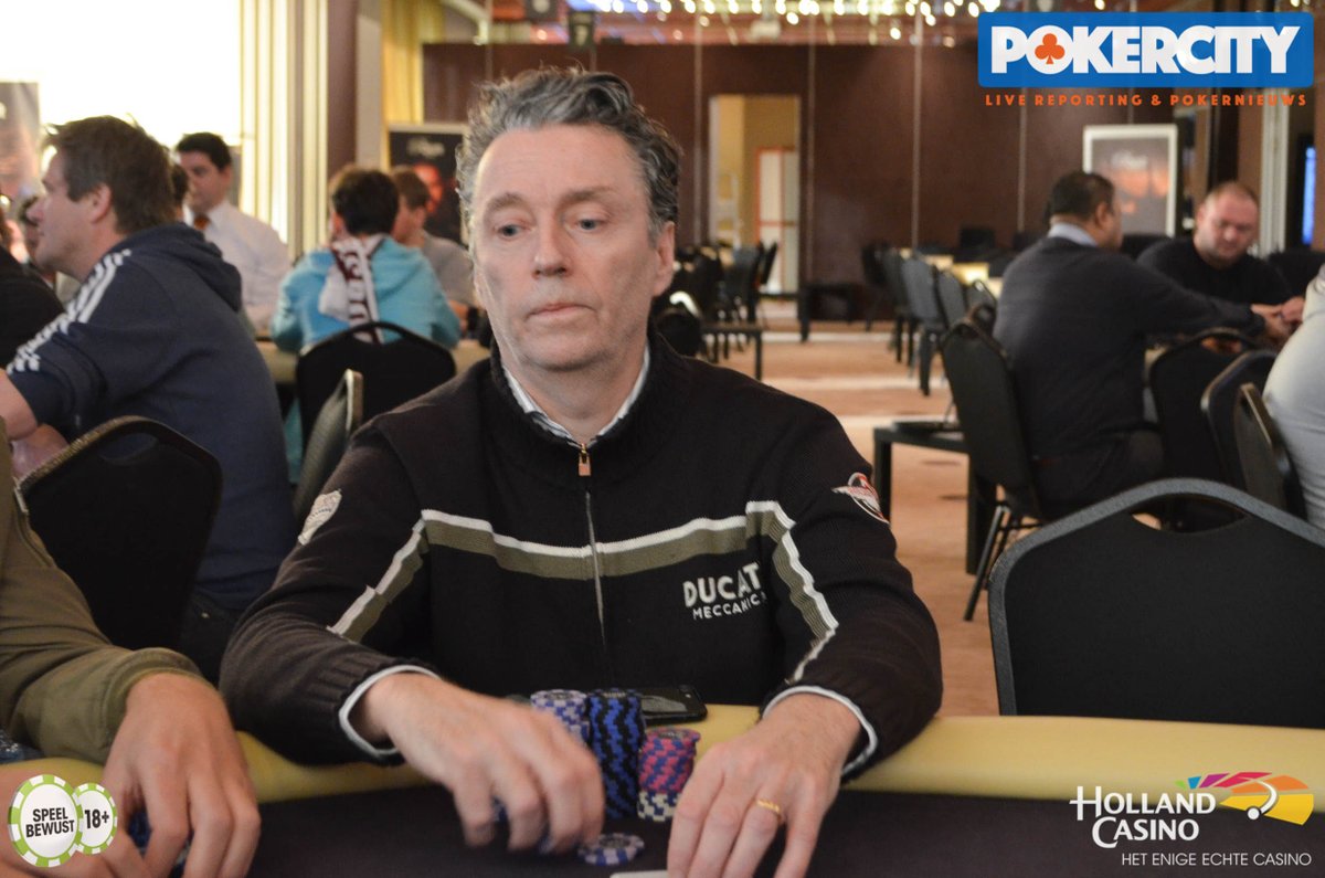 PokerCityNL's tweet photo. #UtrechtPS: Jan Bronkhorst (22e), Marco Guldenaar (21e), voormalig chipleader Pham (20e) en Leo Armino (18e) zijn recentelijk afgevallen. Bij de payout desk lag €2.801 voor hun allemaal klaar https://t.co/xHPjEbTerx @PokerSeriesNL https://t.co/IuvnpsrVwi