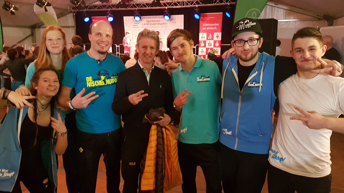 nischelhupper's tweet photo. Heute waren wir zu Gast in Oberwiesenthal bei den Winterspielen des @LSB_SN 
Wir hatten einen gelungenen Auftritt + Workshop.
Zu guter letzt trafen wir noch Jens Weißflog.

We have to JUMP! 💙 https://t.co/WaKra67S0g