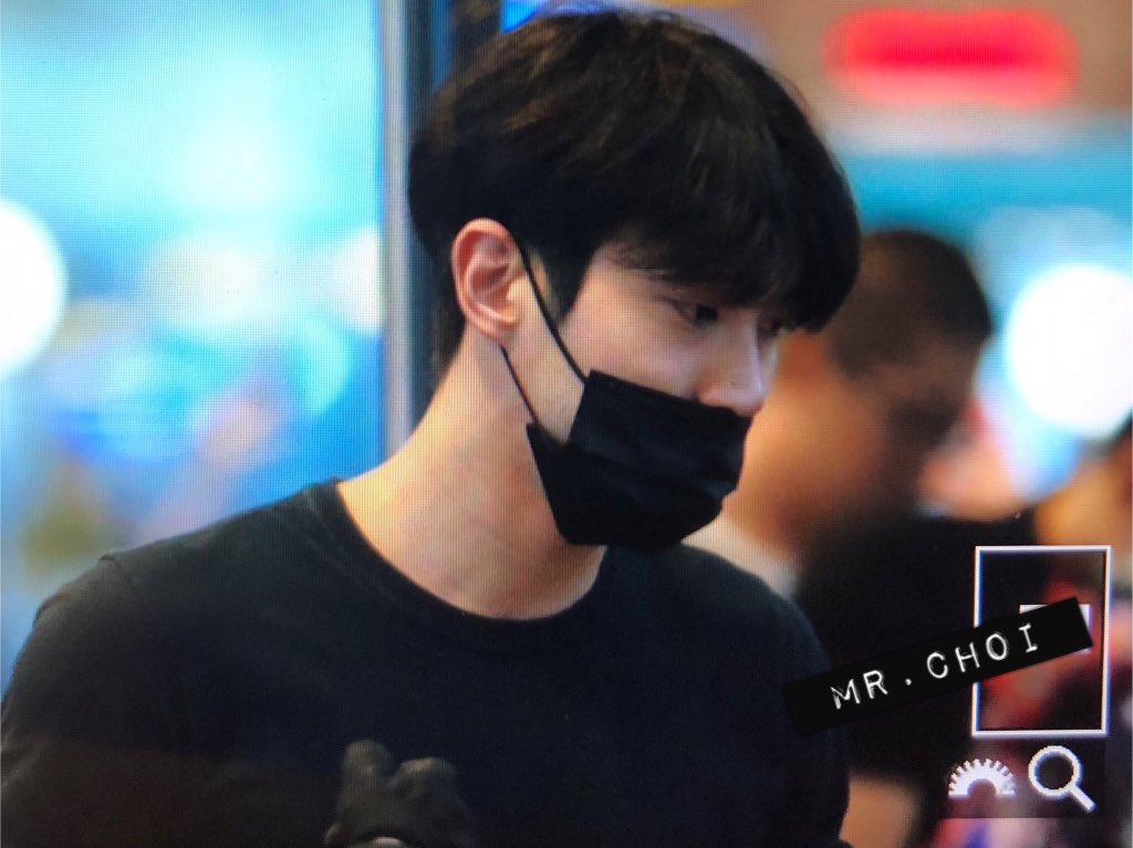 180128 Siwon @ Changi airport: Bye bye~ 방콕 슈퍼쇼도 화이팅! 이른 아침 피곤한 시원이ㅠ_ㅠ <a href="/siwonchoi/">Siwon Choi</a> #siwon #superjunior #SuperShow7inbkk