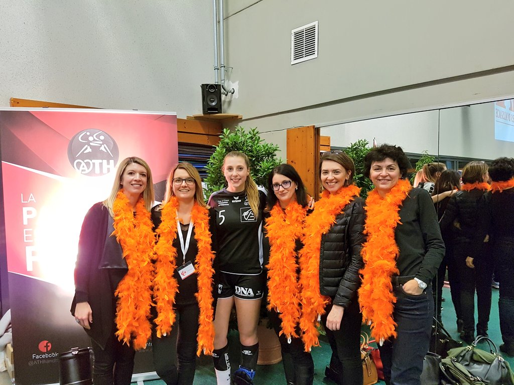 Isabelle_Kohl's tweet photo. #ChallengeATH #Handballfeminin #Victoire 🏆#reseautage
L' après match avec notre capitaine Lucie #equipeorange https://t.co/m2ujYQmr5A