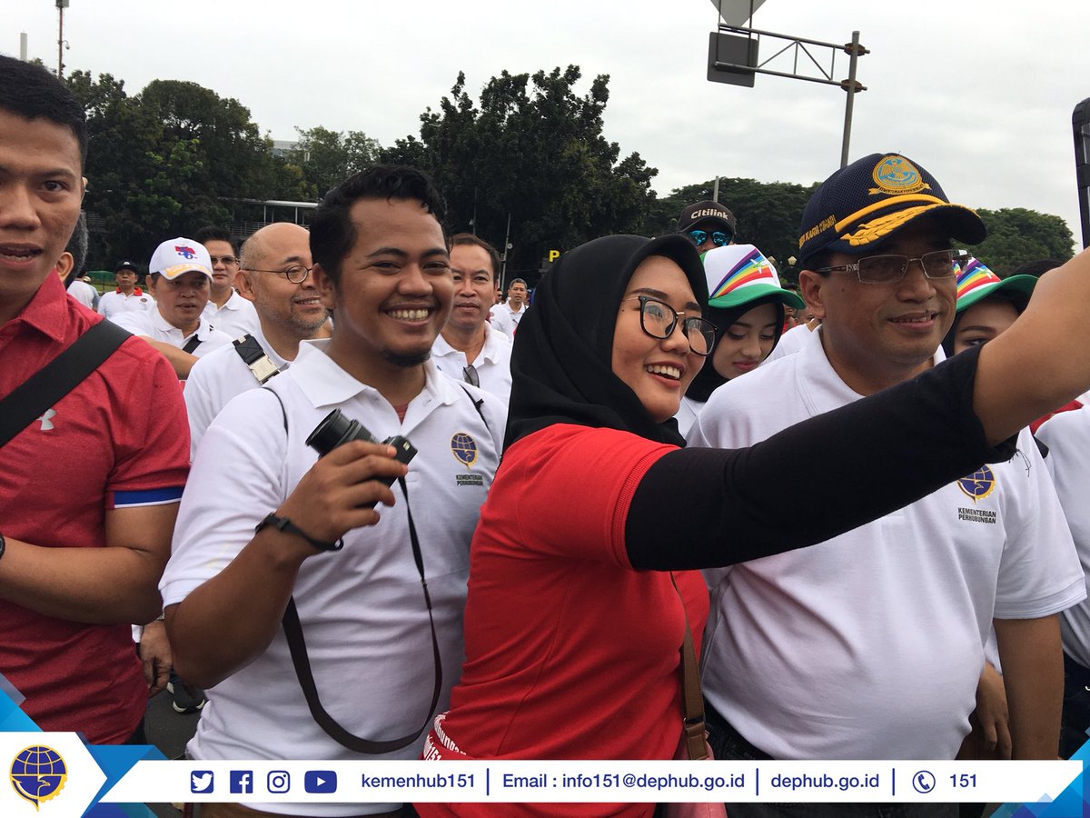 kemenhub151's tweet photo. Menhub @BudiKaryaS melakukan jalan santai bersama segenap pegawai Kementerian Perhubungan, Minggu (28/1) #SatukanLangkah https://t.co/1jzhFCJKeK