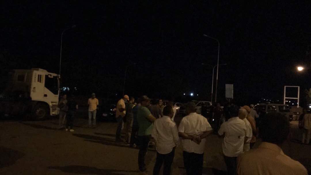 VenteGuaricoYA's tweet photo. #URGENTE
Productores de varias zonas de Guárico se concentran ahora en entrada de Valle de La Pascua para impedir que a ganadero de Chaguaramas le despojen 71 reses, que traslada legalmente al Oriente.
Nuestro irrestricto respaldo a ellos.
#27Ene https://t.co/zn4tfl7QgJ