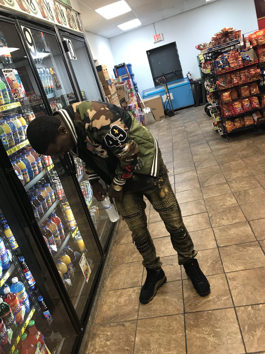 CeoBizzle's tweet photo. Glock 9 wen it’s crunch time dripping sauce lik gravy swim in yo bitch like the navy!!!! #LongOGMike💰 https://t.co/30kp56CaME