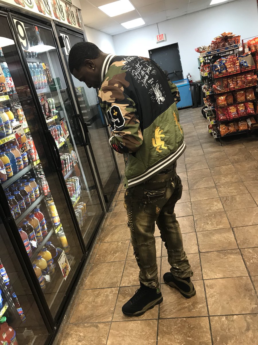 CeoBizzle's tweet photo. Glock 9 wen it’s crunch time dripping sauce lik gravy swim in yo bitch like the navy!!!! #LongOGMike💰 https://t.co/30kp56CaME