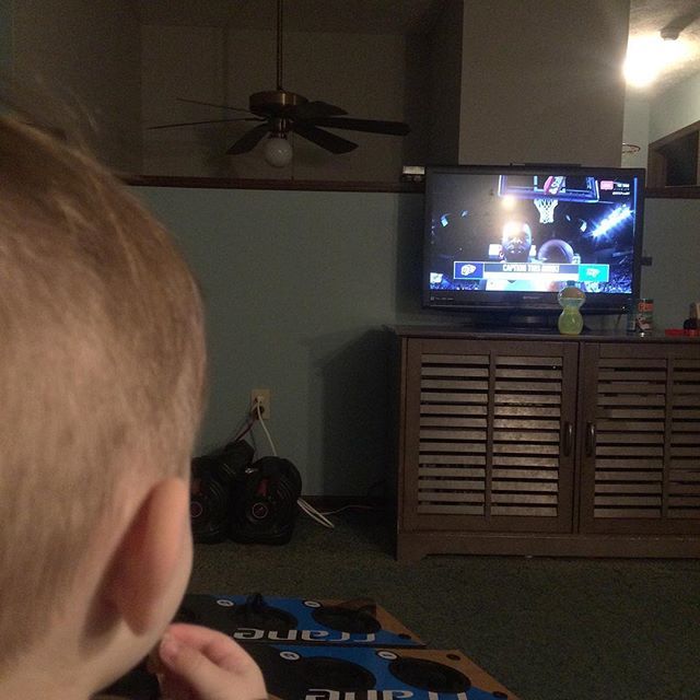 DustinGessel's tweet photo. Taking a break to watch the game. #UTEPvsMT #shoottwo https://t.co/1Ilu0TAO0w https://t.co/W3DuyYpHap