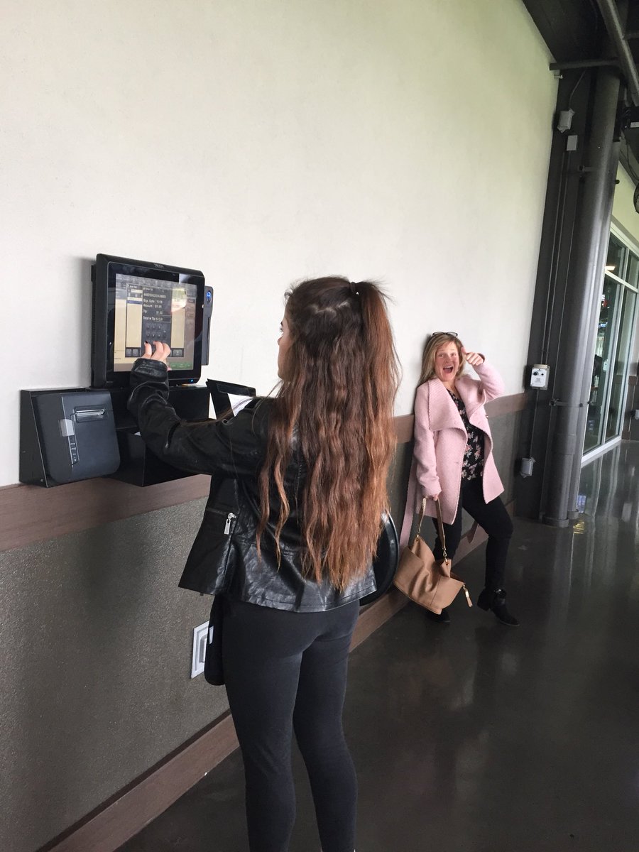 My mama and my tia visited me on my first day <a href="/Topgolf/">Topgolf</a> acting like I never even had a job before they cried when they saw me carrying a water tray 😂😭