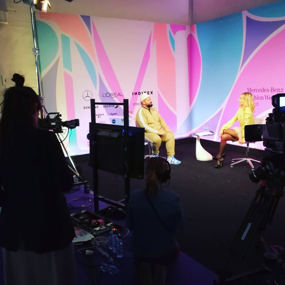 TrendyGirls10's tweet photo. @madamecourel detrás de las cámaras hoy en #cibelespacio de @MBFWMadrid
Las @TrendyGirls10 estamos disfrutando esta 67° edición de  #MBFWMadrid en Ifema!
#fashion #moda #mbfwm18 #Trendygirls10mbfwm #desfile #parade #fashionbloggers #samsung #  #ReciclajeDeModa https://t.co/pDsR1BUmCY