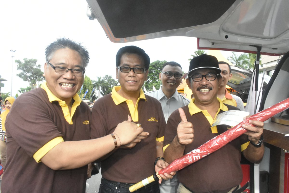 Bapak Sekda <a href="/bdnrmj/">Bondan</a> memberi contoh kepada masyarakat terkait kemudahan membayar pajak kendaraan bermotor melalui pelayanan @uppd_blora keliling di acara Car Free Day 
#JatengGayeng