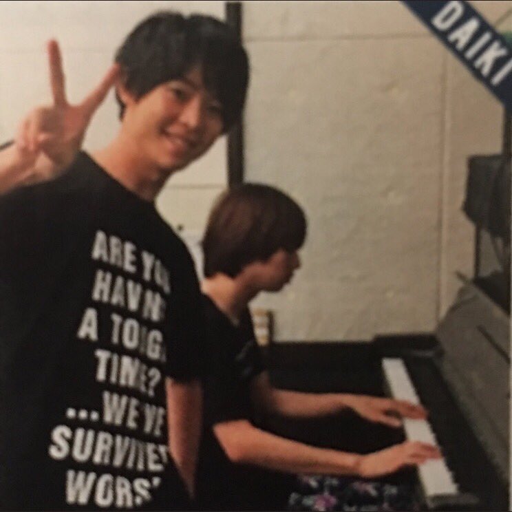 _yamashitakun_'s tweet photo. 山Pが着てるTシャツ

山Pがコード・ブルーチームにプレゼントしたオリジナルTシャツじゃない？笑

#山下智久
#コード・ブルー https://t.co/rCyjHn7Ana