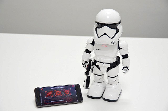 eigacom's tweet photo. [映画ニュース] ストームトルーパーを意のままに動かせる!? 家庭用ロボットがかなり楽しめる https://t.co/mfzFwPDGbe https://t.co/BEssnjfgkO