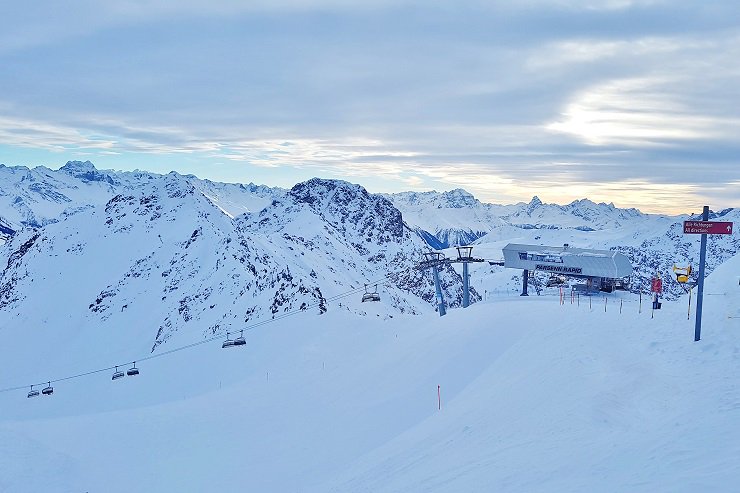 melbtravel's tweet photo. #Davos Ski Resort is considered to be one of the most prestigious in the world. With it being the biggest ski city in Switzerland you will find plenty of things to do and see, as well as #skiing #travel @DavosKlosters https://t.co/AET1VEfsEY https://t.co/v1FuXIh0WN