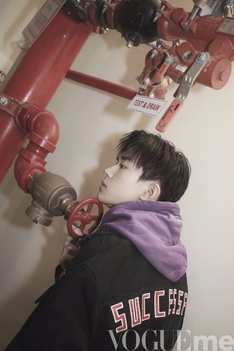 JacksonyiPics's tweet photo. Looking forward to see #JacksonYee #yiyangqianxi at #GRAMMYs  
#JacksonyeeGrammys2018 
Cr: VOGUEme https://t.co/NaUlEFBSan