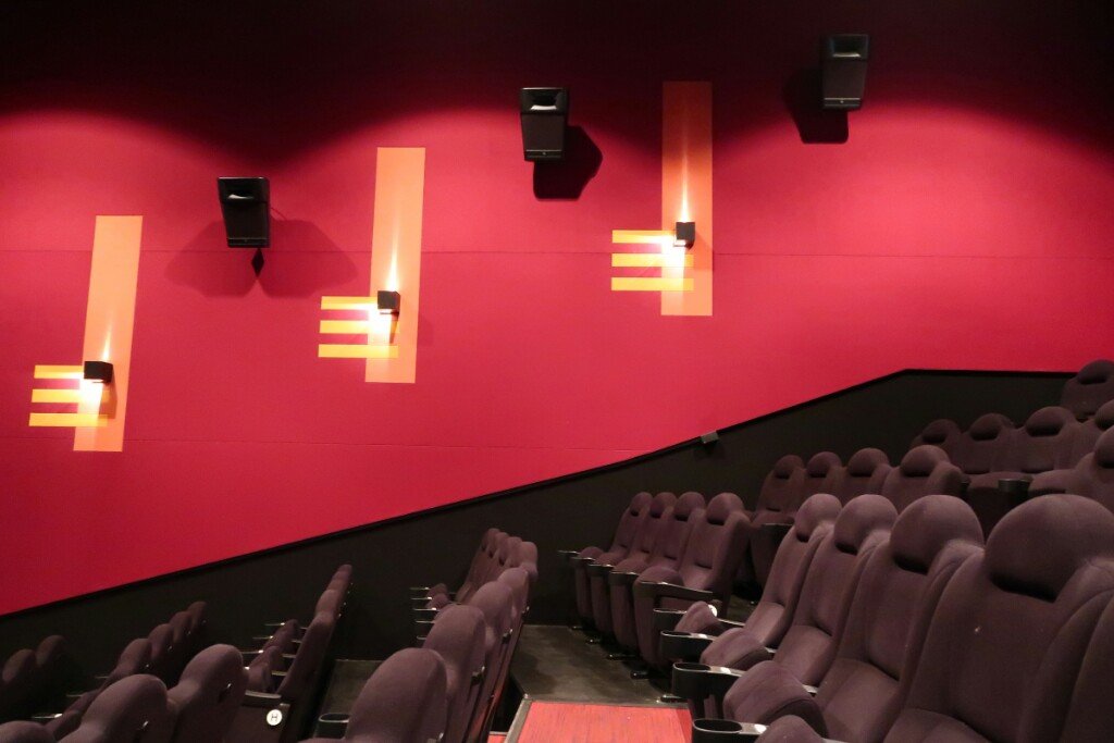 ぴろさんのツイート 新宿バルト9 シアター8のジュピターズ ムーン なんという劇伴の鳴り方と音の移動感ッ これでアトモスじゃ無いとかおかしい ッ 褒め言葉 話は地味ですが音響はいいと思えました 音がいい劇場で観てください