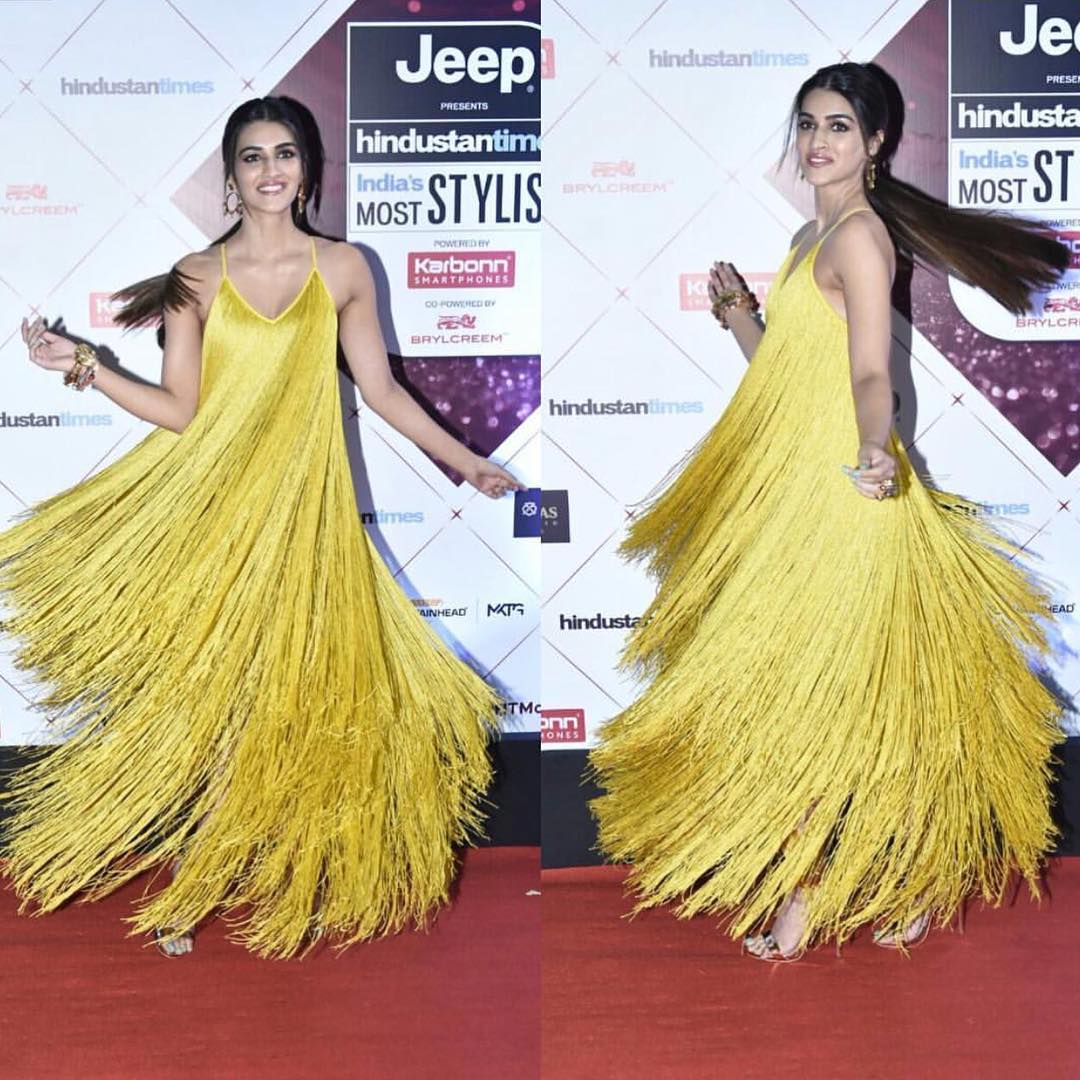 TruffleIndia's tweet photo. Fringes and rose gold heels?
Doesn't that sound perfect?
Here's red carpet look of Kriti Sanon at HT India's Style Icon Award!
#TruffleCollectionIndia #TcGirl #LoveForHeels #HeelsLove https://t.co/pSYcuzQwRT