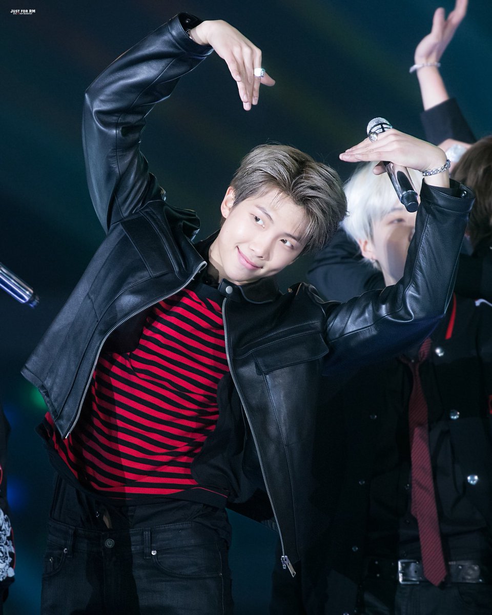 Justfor_RM's tweet photo. 180125 서가대 💖💜
#RM #남준 #BTS @BTS_twt https://t.co/lVcK9dtYo5