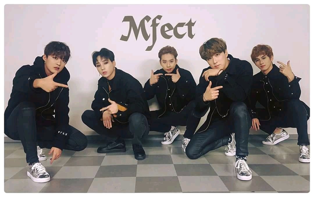 prettyvelvet_'s tweet photo. Aaaaaa finalmente a tão pedida e esperada 'Pose de Quebrada' aaaaa seus lindos💗🇧🇷 Amo vocês 💗 @Official_mfect

We love you ❤❤
사랑해 ❤❤ 
#SupportMfect https://t.co/kElhmQy8oO
