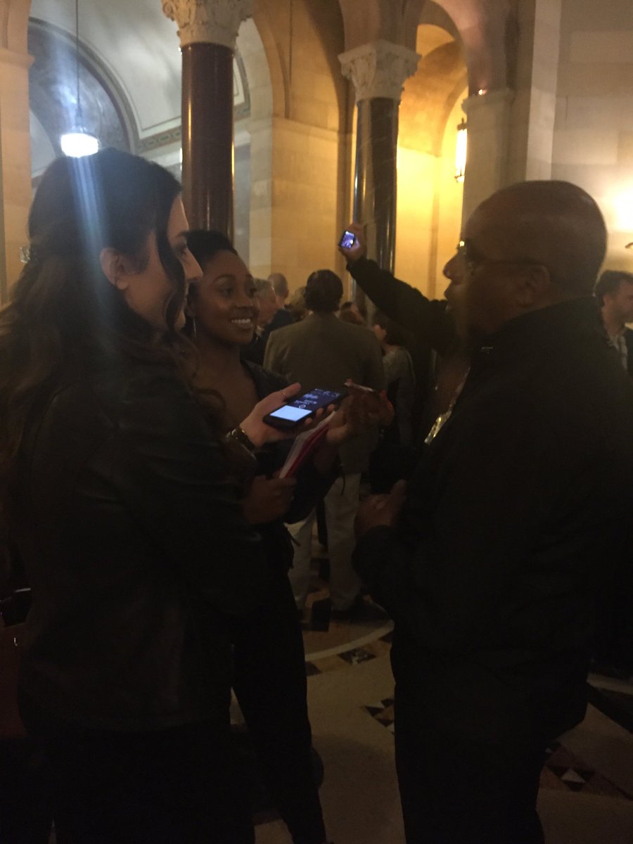JoyHorowitz's tweet photo. When your #J207 students are working it on Saturday night at City Hall. Thanks @jeffperry @fountaintheater #allthepresidentsmen @USCAnnenberg https://t.co/q27ojDddmq