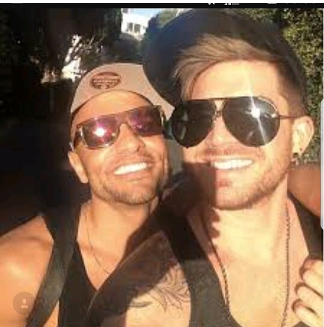 BuffyCook's tweet photo. Morning all !!! Some @adamlambert to get us up and going in the morning #greatstarttomyday #offtowork #hateearlymornings ❤❤ https://t.co/cFfW52XC84