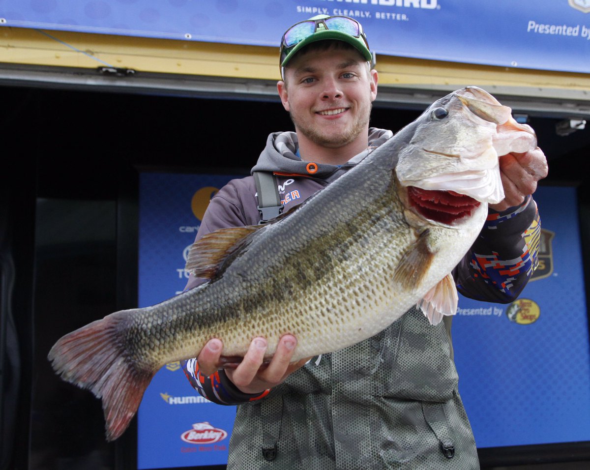 RonnieMooreBass's tweet photo. Toledo Bend wasn't on fire by any means this week, but it's always special when a lake puts out a 10 pounder on derby day for a team. How cool! @BASS_nation #bassfishing #collegebass #toledobend https://t.co/nL8ZFSxS5C