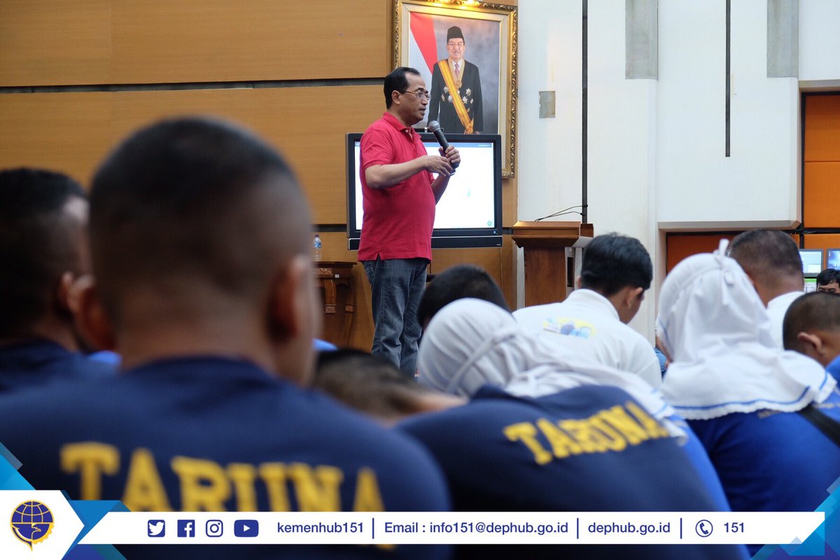 kemenhub151's tweet photo. Selesai jalan santai, Menhub @BudiKaryaS memberikan arahan kepada jajaran pegawai Kemenhub dan Taruna/i Sekolah Tinggi yang berada dibawah pembinaaan Kemenhub #SatukanLangkah https://t.co/hpfVkHGg0u