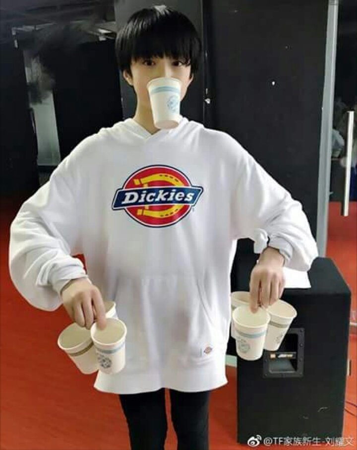 fssunflower's tweet photo. Esse é o Liu Yaowen ele tem 13 anos e é um trainee da TF. ENT, durante o treino de dança ele errou um passo e a coreógrafa dele agrediu ele e mais outras crianças
GENTE ELES SÃO APENAS UM BEBÊ ELES NÃO MERECEM ISSO VAMOS APOIAR ELES COMPARTILHEM VAMOS DAR AMOR Á ELES https://t.co/UtX76W5Auv
