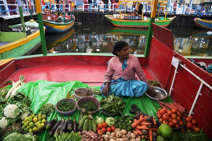 vincentmenezes's tweet photo. In a #firstinthecountry~a #floatingmarket has opened in the southern brink of #Kolkata's Patuli. The floating market houses 114 shops on boats. Mimicking Thailand's floating market, this one in #WestBengal will open its door between 6 a.m. and 9 p.m.

.@NGTIndia https://t.co/GonlXkehQx