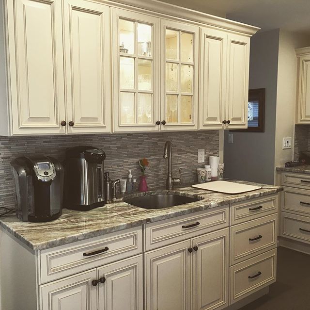 ExclusiveCAD's tweet photo. Ahhh, so warm and inviting!! Simple but yet so classic! Love the traditional look!! #kitchen #kitchendesign #classic #look #traditional #style #interiordesign #interior #glass #door #cabinet #offwhite #raisedpanel #backsplash #granite #warm #color #molding #nevergooutofstyle https://t.co/yr40uybWM8
