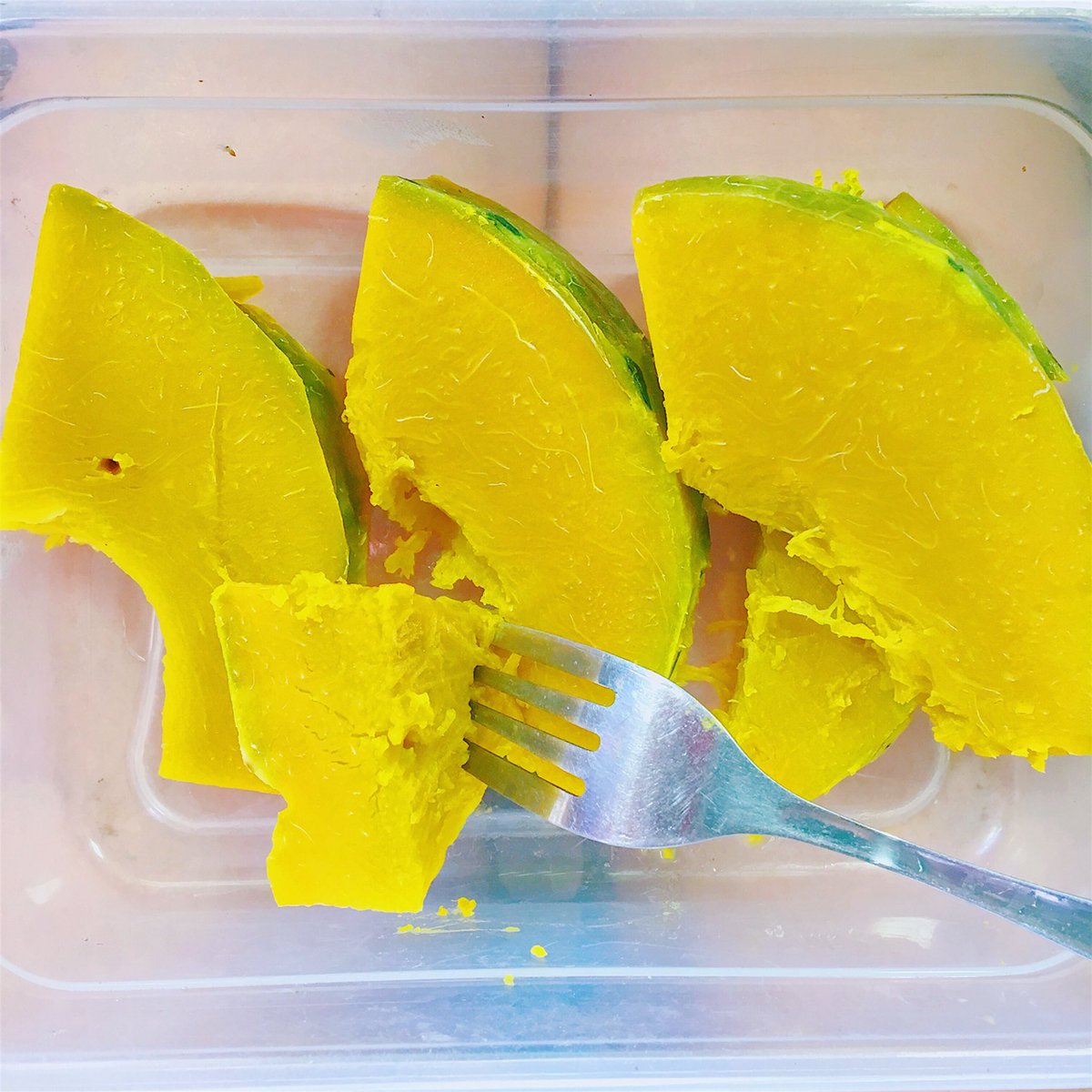 Patzlaw1993's tweet photo. อีกหนึ่งเมนูที่สามารถกินในช่วงลดน้ำหนัก ฟักทองต้ม มันอร่อยกว่านึ่งนะ มันไม่เละ กินแทนขนม หิวขนมก็คว้าเข้าปากโลด #ฉันจะผอม #ฉันจะสวย #ลดความอ้วน #ลดน้ําหนัก #รีวิวเซเว่น #ยืมเมจfortalk #howtoperfact https://t.co/xWatRCuDPT
