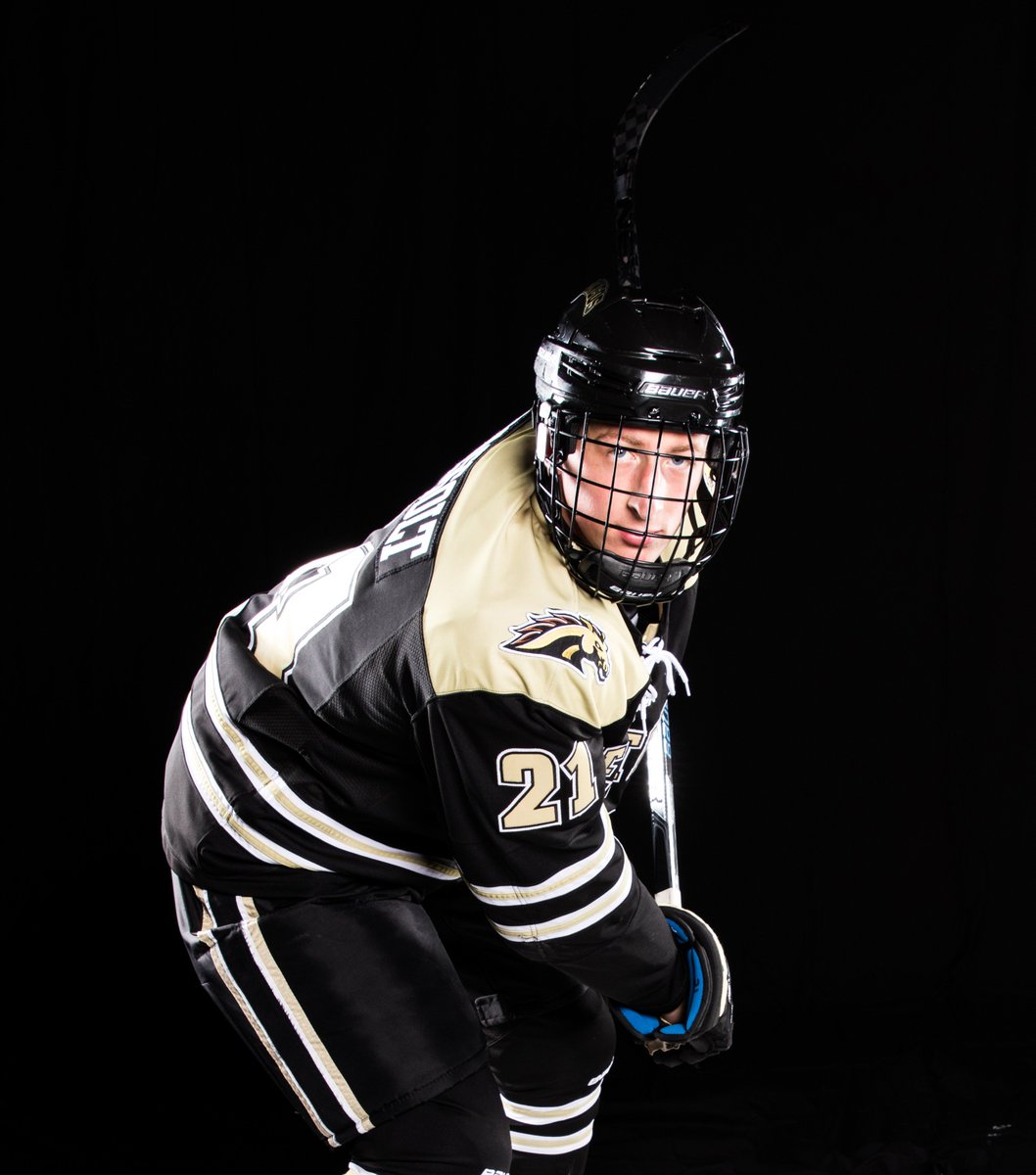 WMUHockey's tweet image. GOAL BRONCOS! Josh Passolt scores on the power play to cut the lead to 6-3.