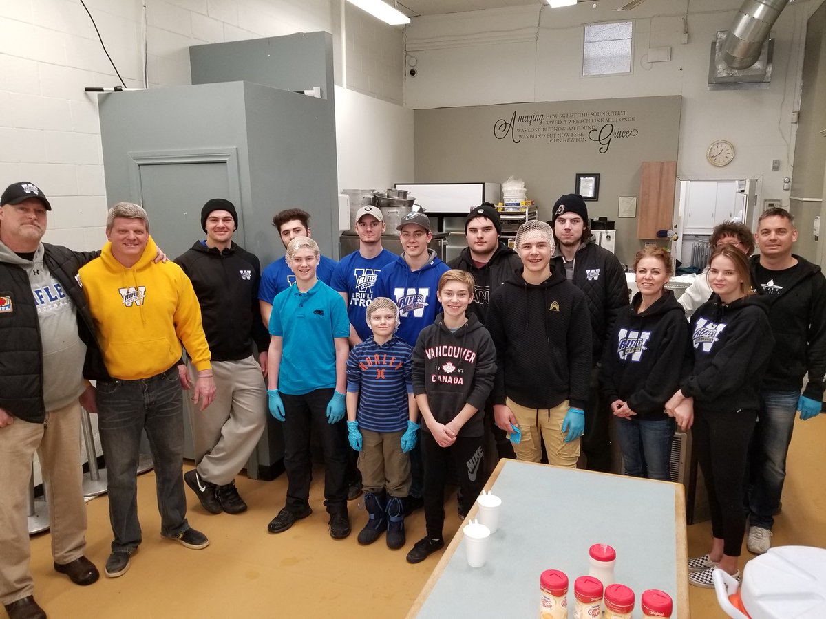 Our great @WinnipegRifles players board member and <a href="/BomberAlumni/">Blue Bomber Alumni</a> Glen Scrivener and his family &amp; my wife <a href="/jillyw69/">Jill Wilson</a> and daughter @paige14wilson volunteering at Lighthouse Mission for <a href="/ProjectEchoInc/">Project Echo</a> <a href="/EL1TEWINNIPEG/">El1te Performance</a> . So proud of all of them! #rifleup