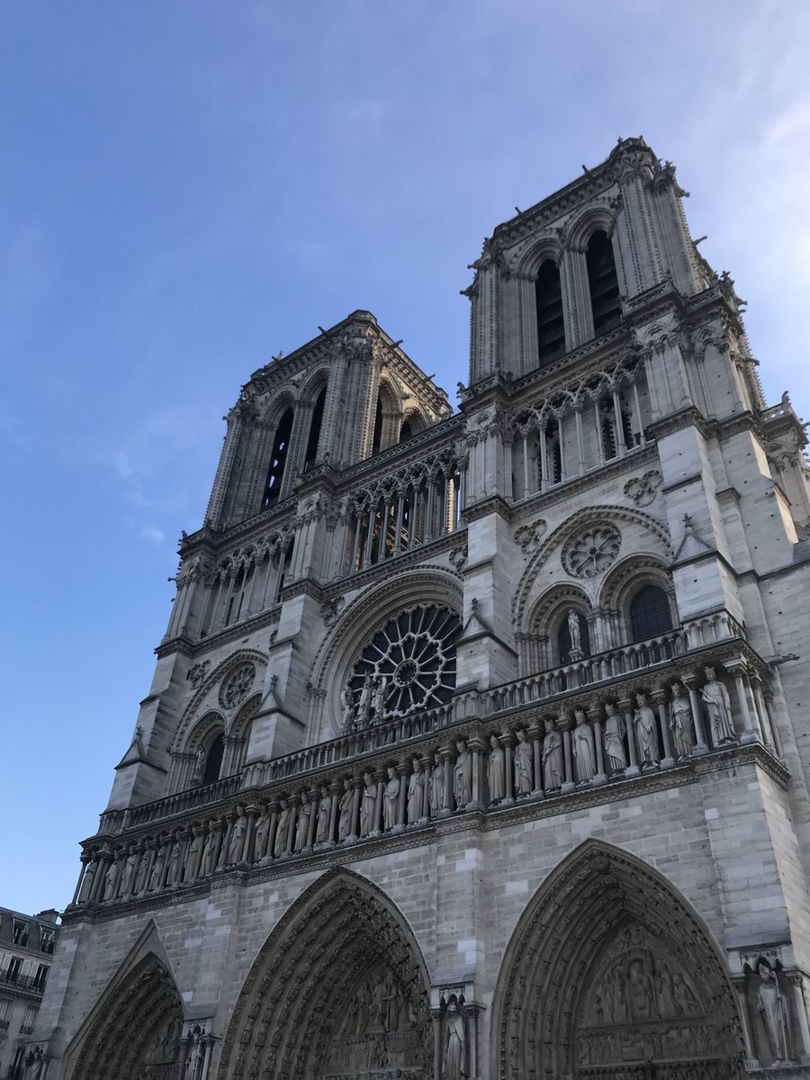 letsgotravel's tweet photo. Blue skies at Notre Dame today #Paris #France https://t.co/2YJIau4kyu