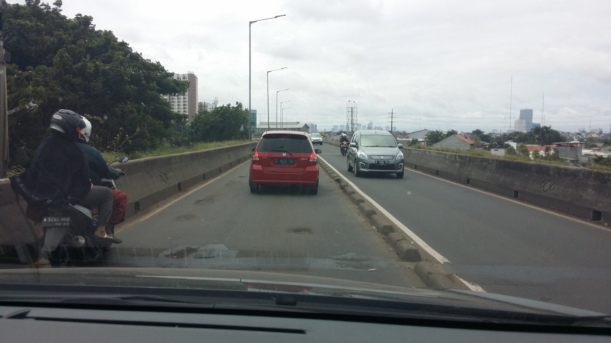 Tandi_Tan's tweet photo. Lalin Cengakreng-grogol ramai lancar. Mohon berhati hati jika melalui flyover pesing, banyak jalan berlubang. @TMCPoldaMetro https://t.co/3a1JvwCzNj