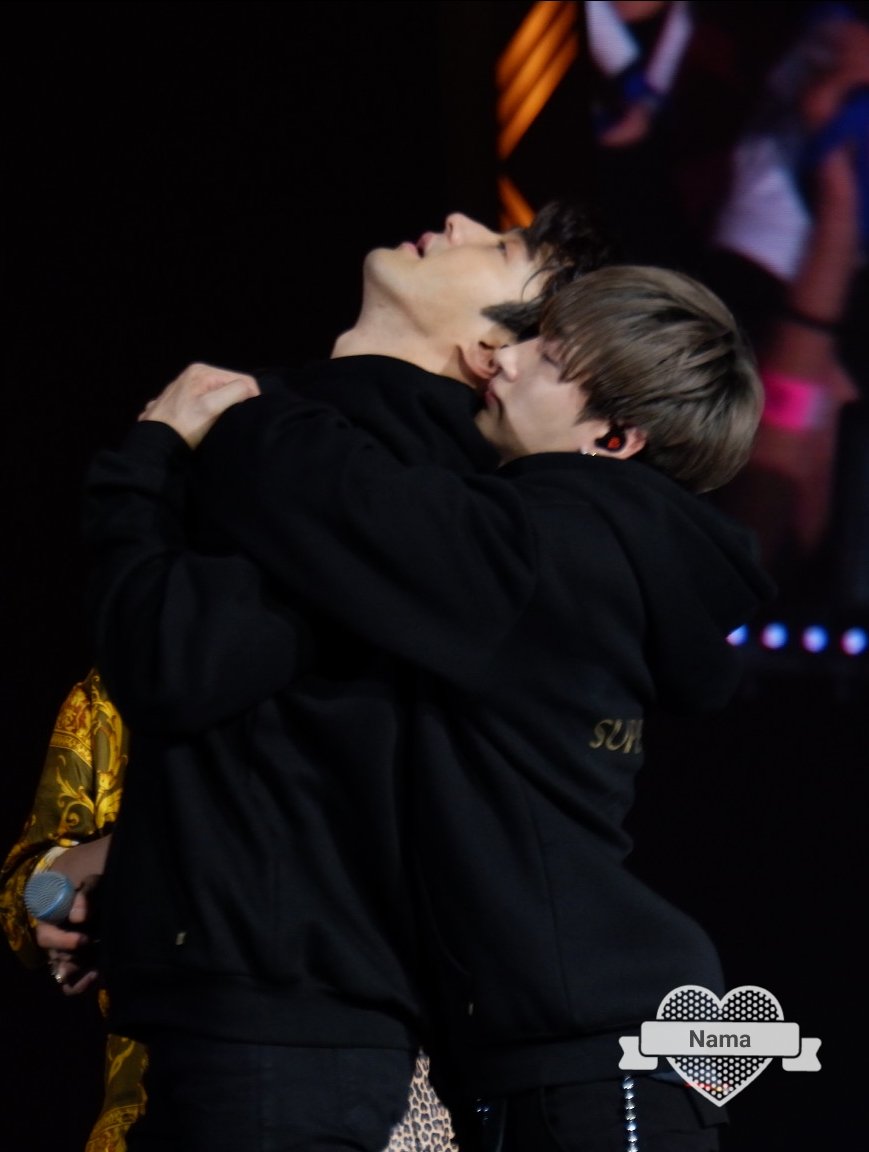 180128 #SS7Singapore - Siwon and clingy hyukjae 😍😍
cr: Luv_Opera nama