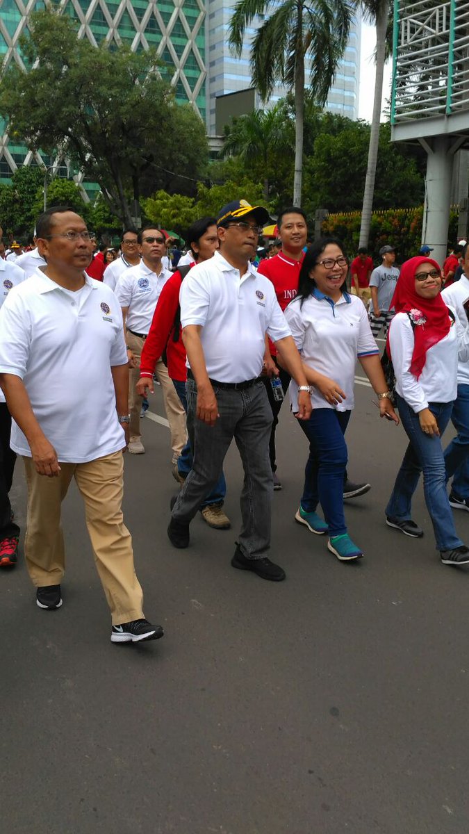 poltekpel_sby's tweet photo. Menteri Perhubungan RI beserta jajaran Kementerian Perhubungan @kemenhub151 , menggelar jalan sehat santai bersama di CFD Jakarta
#SatukanLangkah
#MerangkaiKataMerajutNusantara https://t.co/wvti4abTbg