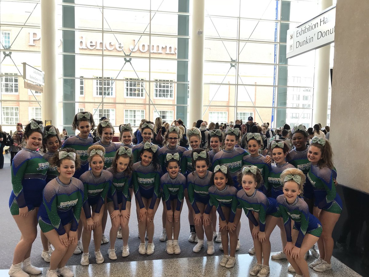 shellbell0818's tweet image. Jersey Allstars Vixens 4.2 getting ready to hit the floor @AthleticChamp #darksidedomination 💙💚