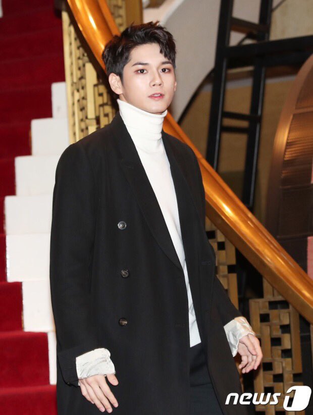ongstars825's tweet photo. ...I think somehow Ong managed to look even more handsome than before after he cut his hair and style this mini-comma/apostrophe hair. 

The only person more handsome than 2017 Ong Seongwu is 2018 Ong Seongwu. 

#옹성우 #OngSeongwu https://t.co/3Mi0MESOtw