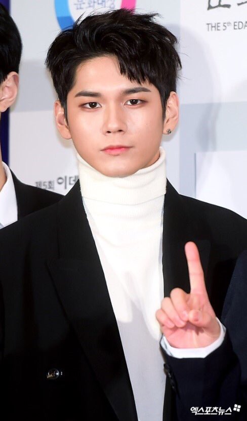 ongstars825's tweet photo. ...I think somehow Ong managed to look even more handsome than before after he cut his hair and style this mini-comma/apostrophe hair. 

The only person more handsome than 2017 Ong Seongwu is 2018 Ong Seongwu. 

#옹성우 #OngSeongwu https://t.co/3Mi0MESOtw