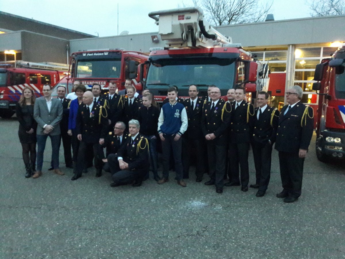 Jaarlijkse bijeenkomst post Huizen <a href="/BrwGooiVecht/">Brandweer GooiVecht</a> uitreiking diploma's en certificaten. Diverse Jubilarissen in het zonnetje gezet 12 1/2 , 20, 25 en 30 jaar. Nieuwe leden verwelkomt. En koninklijke onderscheiding voor Fedde Mast.  #gefeliciteerd #trots #waardering