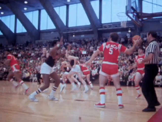 WCPO's tweet photo. Watch Johnny Bench and Pete Rose play basketball. Reds had barnstorming team 1969-71 until one player's serious injury ended all the fun. #JohnnyBench_5 #PeteRose_14 #BobbyTallGuy https://t.co/BvnJhfd6se https://t.co/3I3WTKEexa