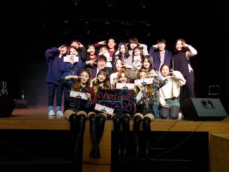 VARIOUS86379624's tweet photo. 너무 고생 많으신 우리 스태프님들..💕 (with MC님..😉)
뒤에서 챙겨주시느라 힘드셨을텐데 끝까지 웃으면서 서포트 해준 우리 스 스태프님들께 박수 짝👏🏻짝👏🏻짝👏🏻
상황 정리 해주신다고 힘드셨을 우리 엠씨님께도 박수 짝👏🏻짝👏🏻짝👏🏻
#various #베리어스 #희소 #태인 #동아 #도영 #콘서트 https://t.co/tmUEvHkbWb
