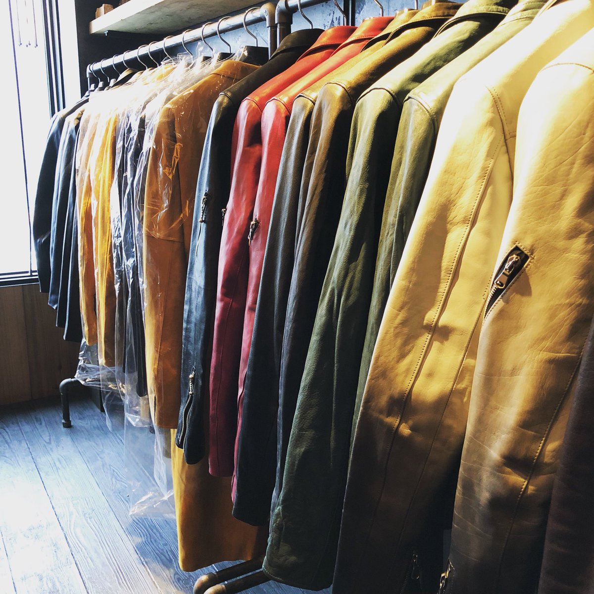 STRUM_OFFICIAL's tweet photo. 2018S/Sの入荷も始まり、FLAGSHIP SHOPの店頭には革ジャンがズラリ。
本日も20時までご来店お待ちしております。
#strum #leather #ストラム #革 #レザー #burnout #burningdyed #lucinda #flagshipshop #ルシンダ #official #flagship
https://t.co/gHLT4R5CiF https://t.co/0H4pvqR9fL