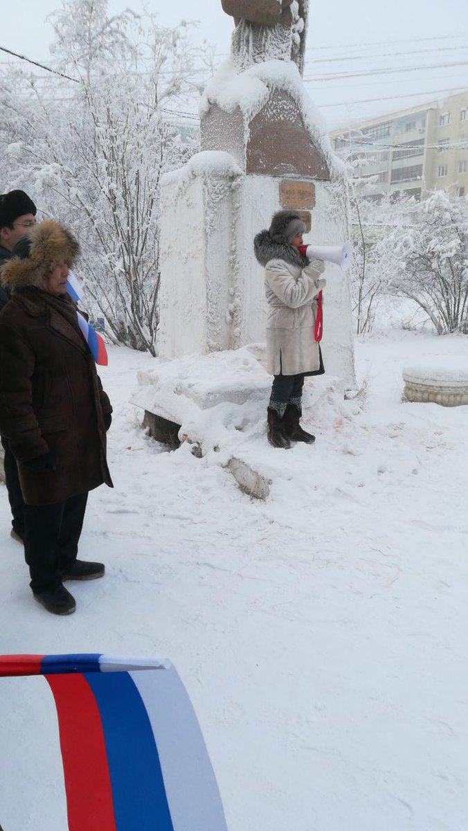 teamnavalny's tweet image. Самая холодная акция в поддержку забастовки избирателей сегодня в Якутске (–45°C). Люди на фото — настоящие герои.
#Забастовка #28января