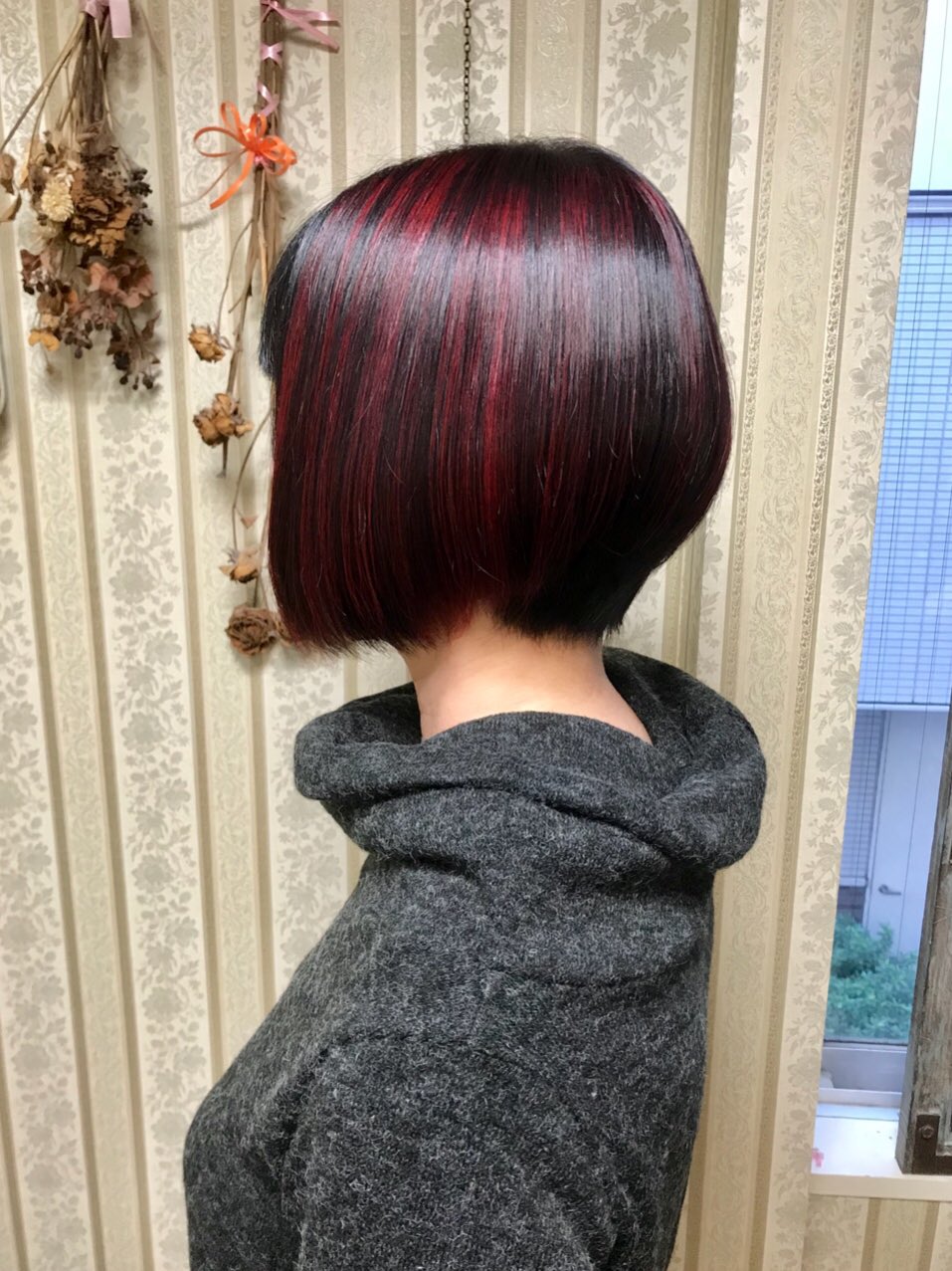 シャンテグラム 在 Twitter 上 ヘアスタイル紹介 黒髪をベースに 表面に細かい赤メッシュを入れました 赤と黒のコントラストで立体感があります 全頭ブリーチをしなくても大きなイメージチェンジになります 普通の髪質でブリーチ1回です T Co