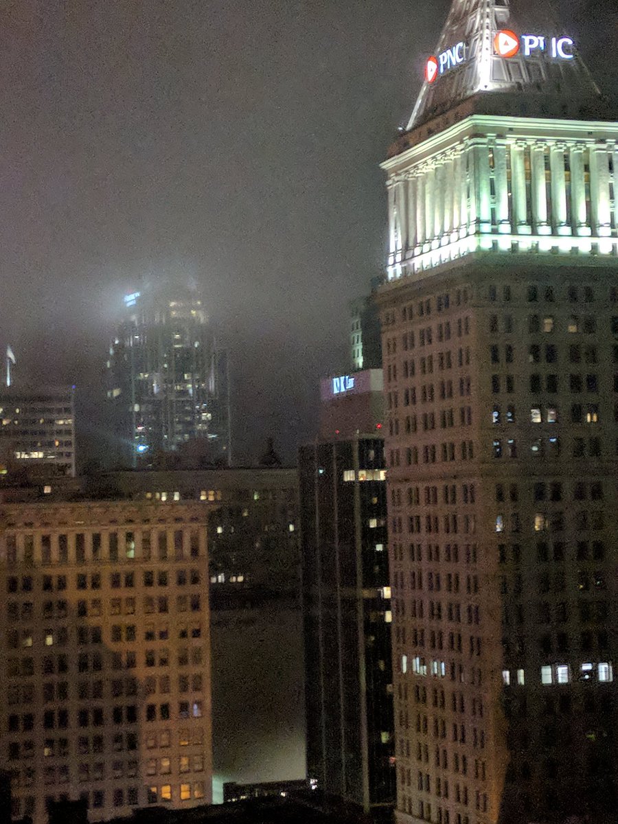 MikeBowman3's tweet photo. What a fantastic view, plus a wee bit of fog. #CincinnatiViews @tourdecincy https://t.co/ul6mSWZdWb