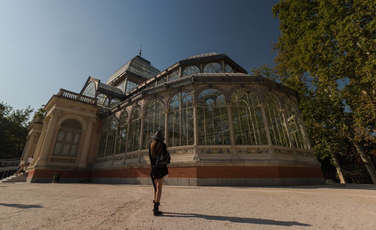 ...un #PalacioDeCristal en cuyo interior la fragilidad no sea una debilidad, sino la capacidad de fracturarse en mil pedazos para volver a empezar <a href="/_ElRetiro/">El Parque del Retiro</a> próximo artículo goo.gl/HD4tTp #Madrid #travel 🌹📝
Fotografía Scott Hefti