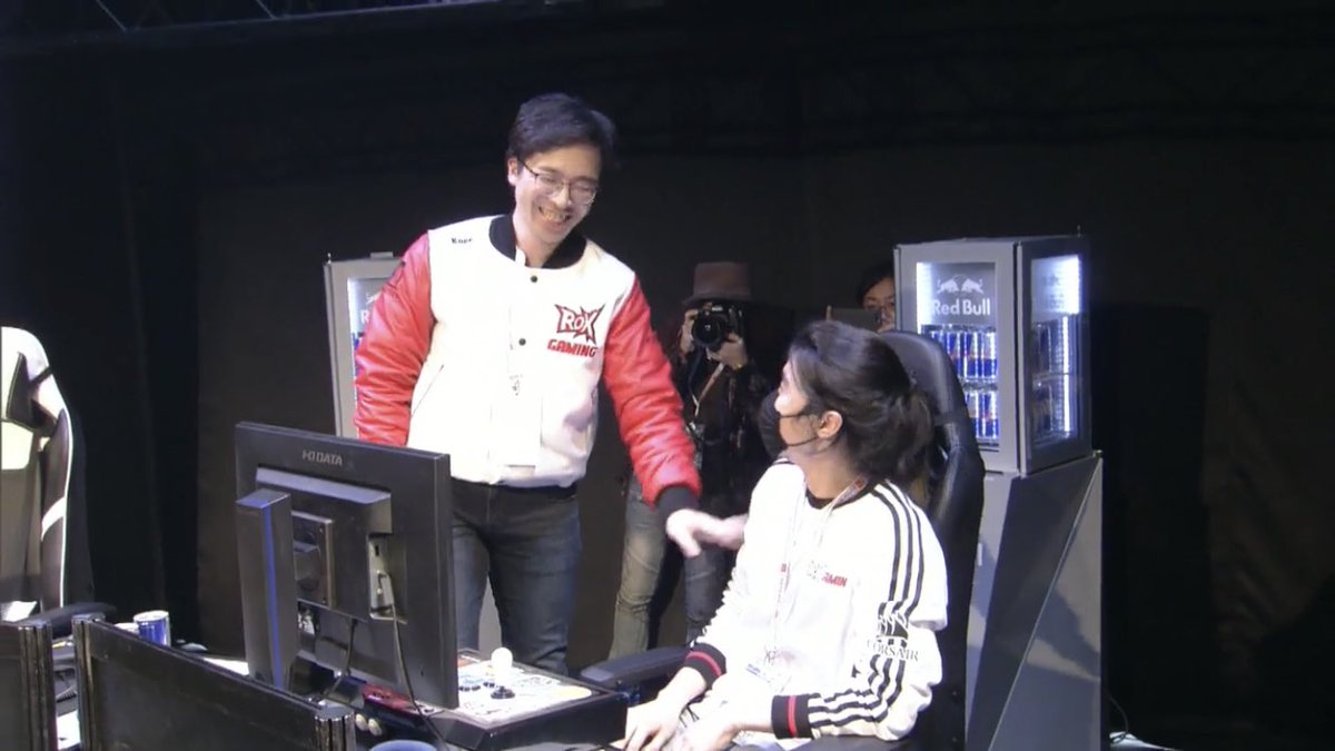 roxgamingpro's tweet photo. 5๋
๋ง์ Evo์์ ์ฐ์นํ๋ #๋ฝ์ค๋ฌด๋ฆ์ ์, ์ฐ์น ์๊ฐ์ ํจ๊ป ํ๋ #๋ฝ์ค์ค๋ฌ ์ ์. ๊ทธ๋ค์ ์ฆ๊ฑฐ์ด #์ธ๋ฌ๋จธ๋!!
#ROXGAMING #EvoJapan2018 #TEKKEN #ROXKnee vs #ROXChanel #ROXWIN https://t.co/Fyv8YU0oOT
