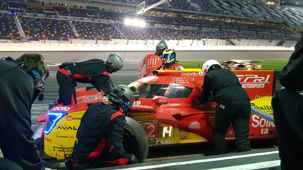 RobGonzalezV's tweet photo. #Daytona24 Race-8hrs 48min left #PR1Motorsports52 🇺🇸🇲🇽🇨🇴 Cambio de pilotos! #DrivenSMTeam #VamosXMas #FormexWorld #Soliq #RGV52 https://t.co/XUslVuGdsn
