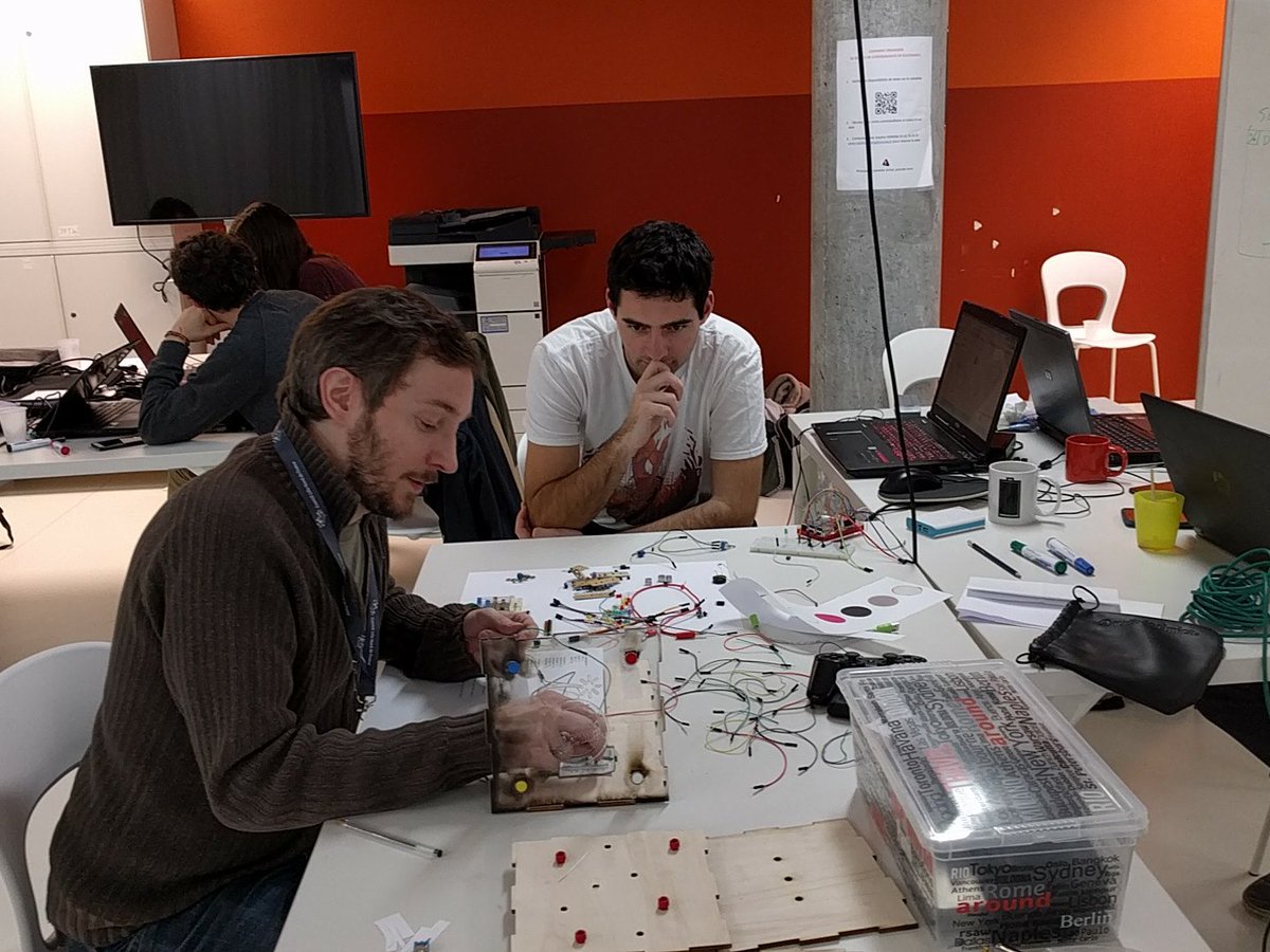 ggjail's tweet photo. Fabrication de La Bombe. #GGJ18  #GGJAIL @isenlille (attention c'est sérieux... et néanmoins inoffensif) https://t.co/oCPOubYguq